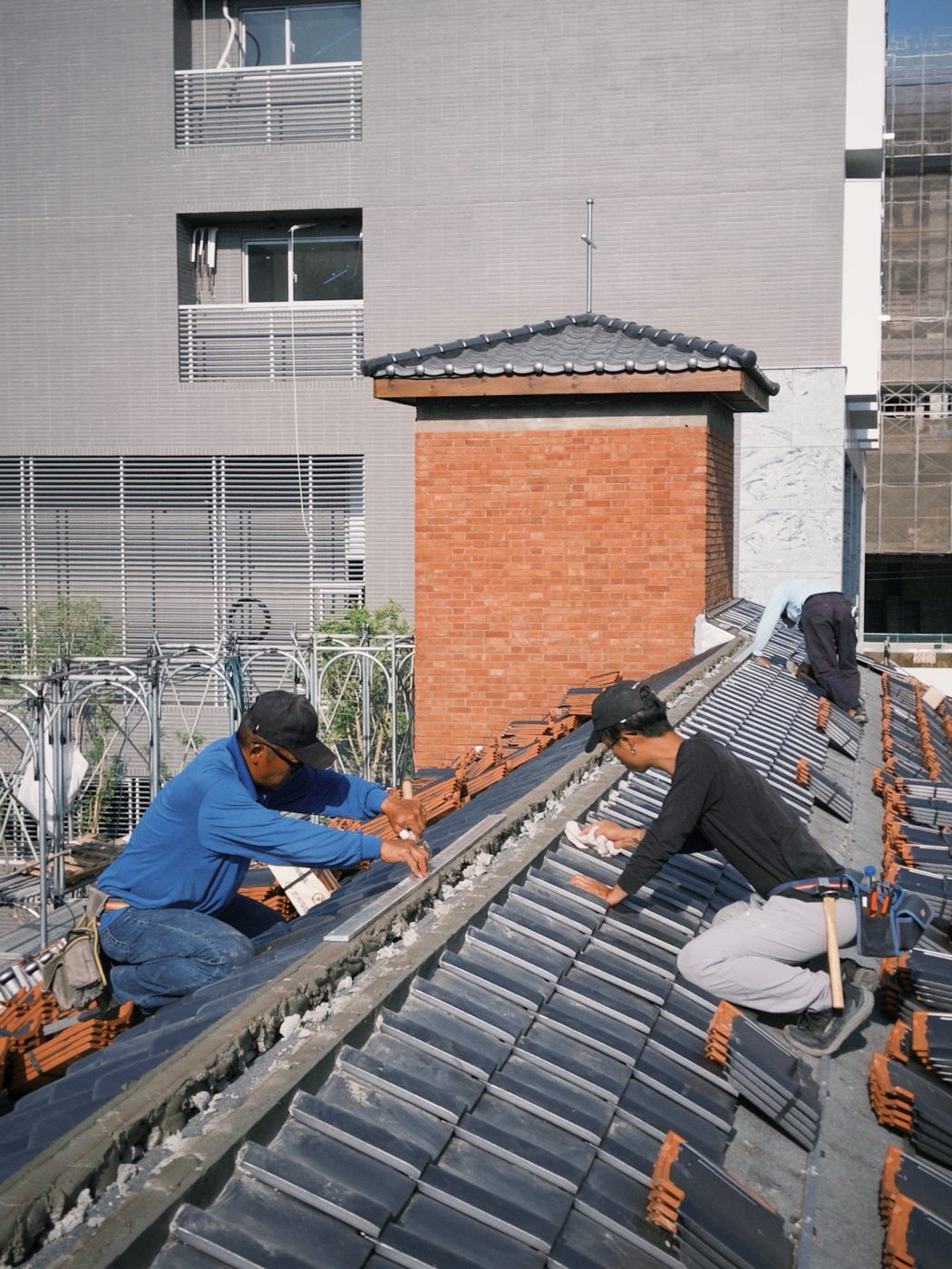 每道泥作程序間皆須清理瓦面